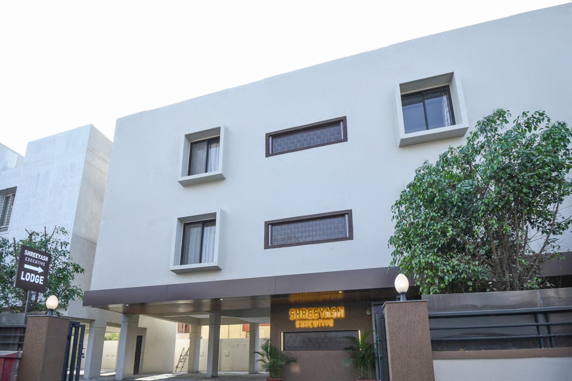Oyo Flagship Hotel Shreeyash Executive Mangvadi Ngoại thất bức ảnh