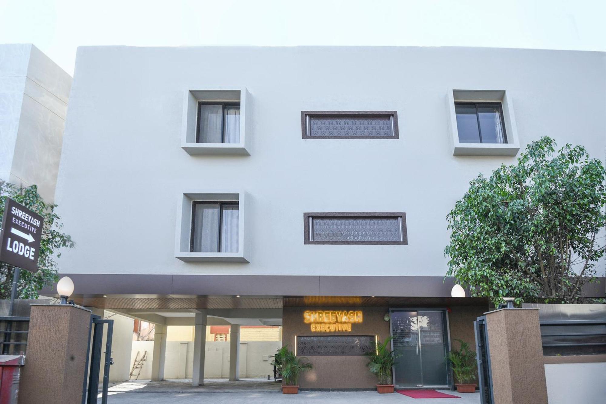 Oyo Flagship Hotel Shreeyash Executive Mangvadi Ngoại thất bức ảnh